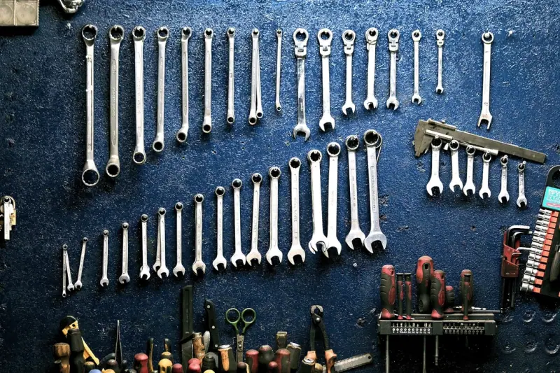 Outils rangés dans un atelier de mécanique