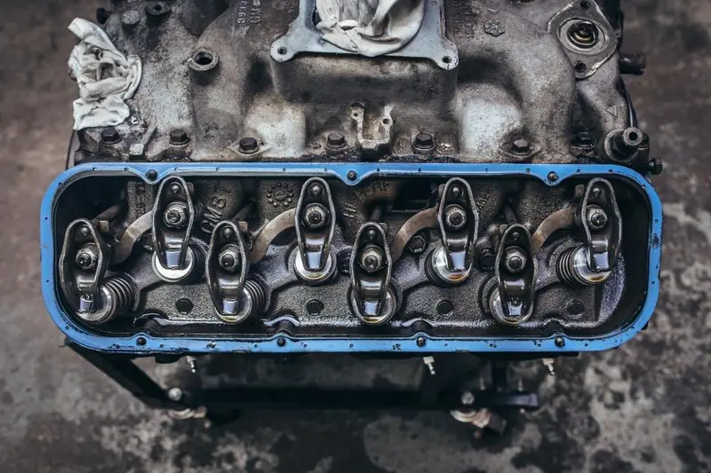 Culasse et composantes internes d’un moteur automobile