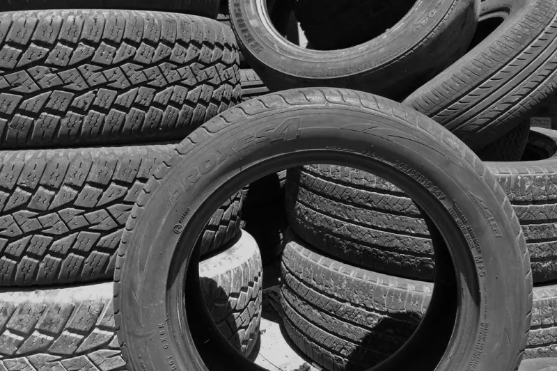 Pneus empilés prêts pour un changement saisonnier