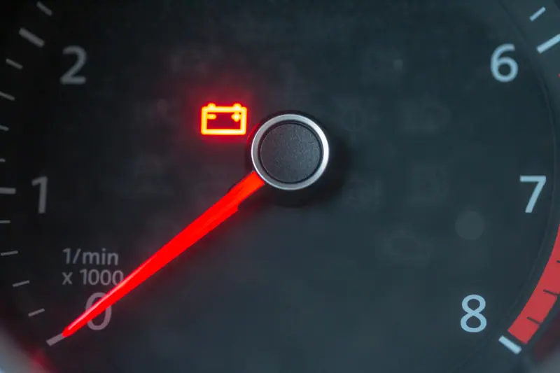 Témoin de batterie allumé au tableau de bord