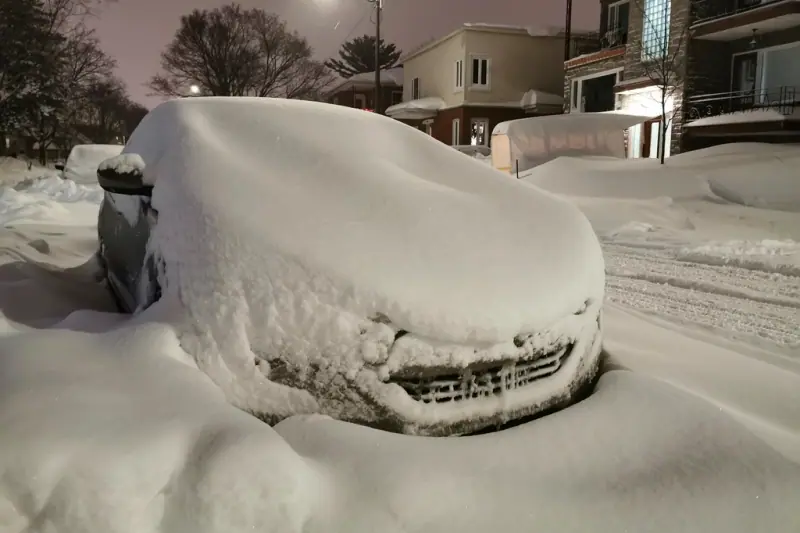 Véhicule couvert de neige un matin d’hiver