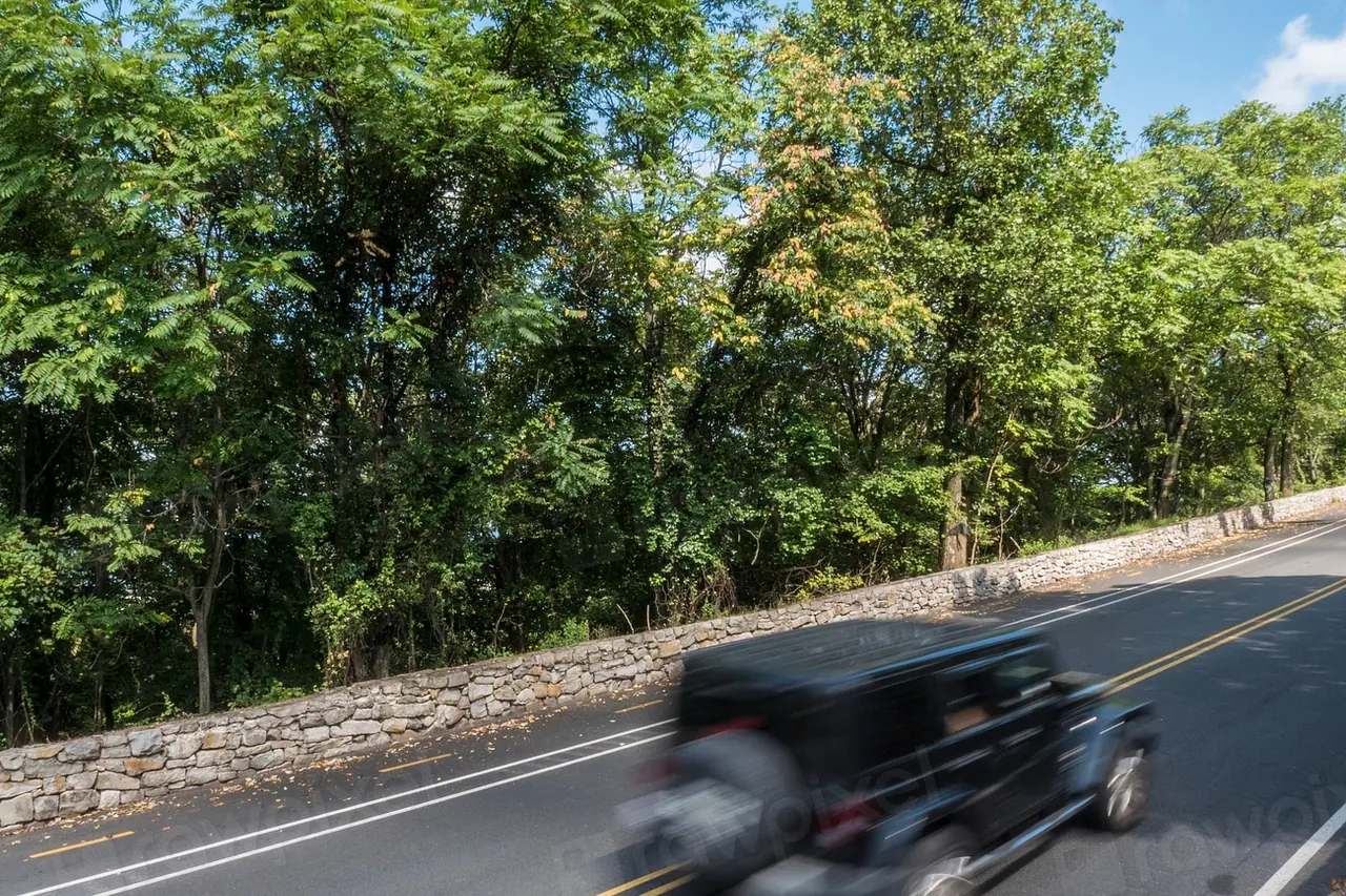 Véhicule circulant sur une route régionale